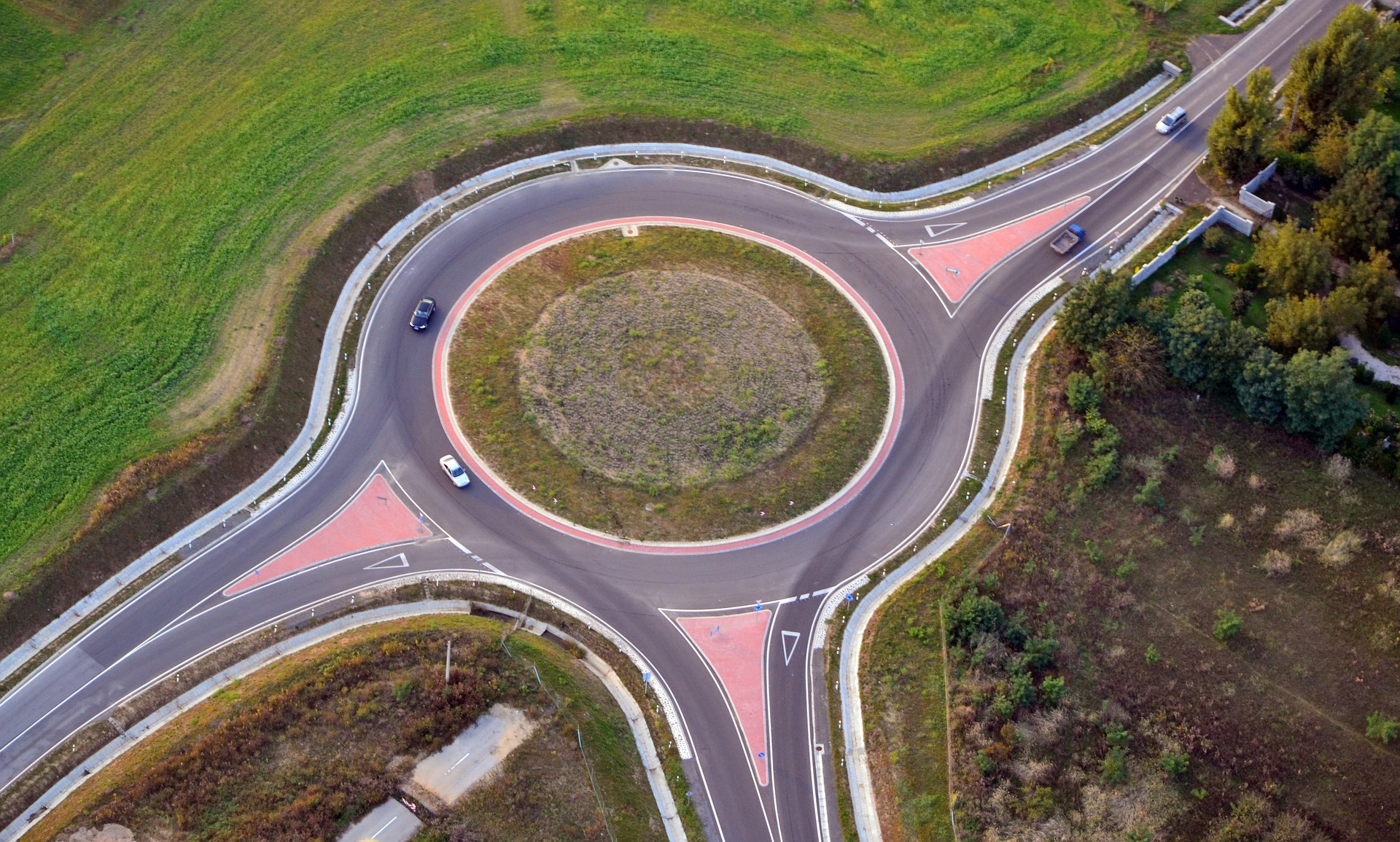 Das Bild ist ein Symbolbild. Die Ampel auf der B 272 bei Hochstadt soll ersetzt werden durch einen Kreisel.