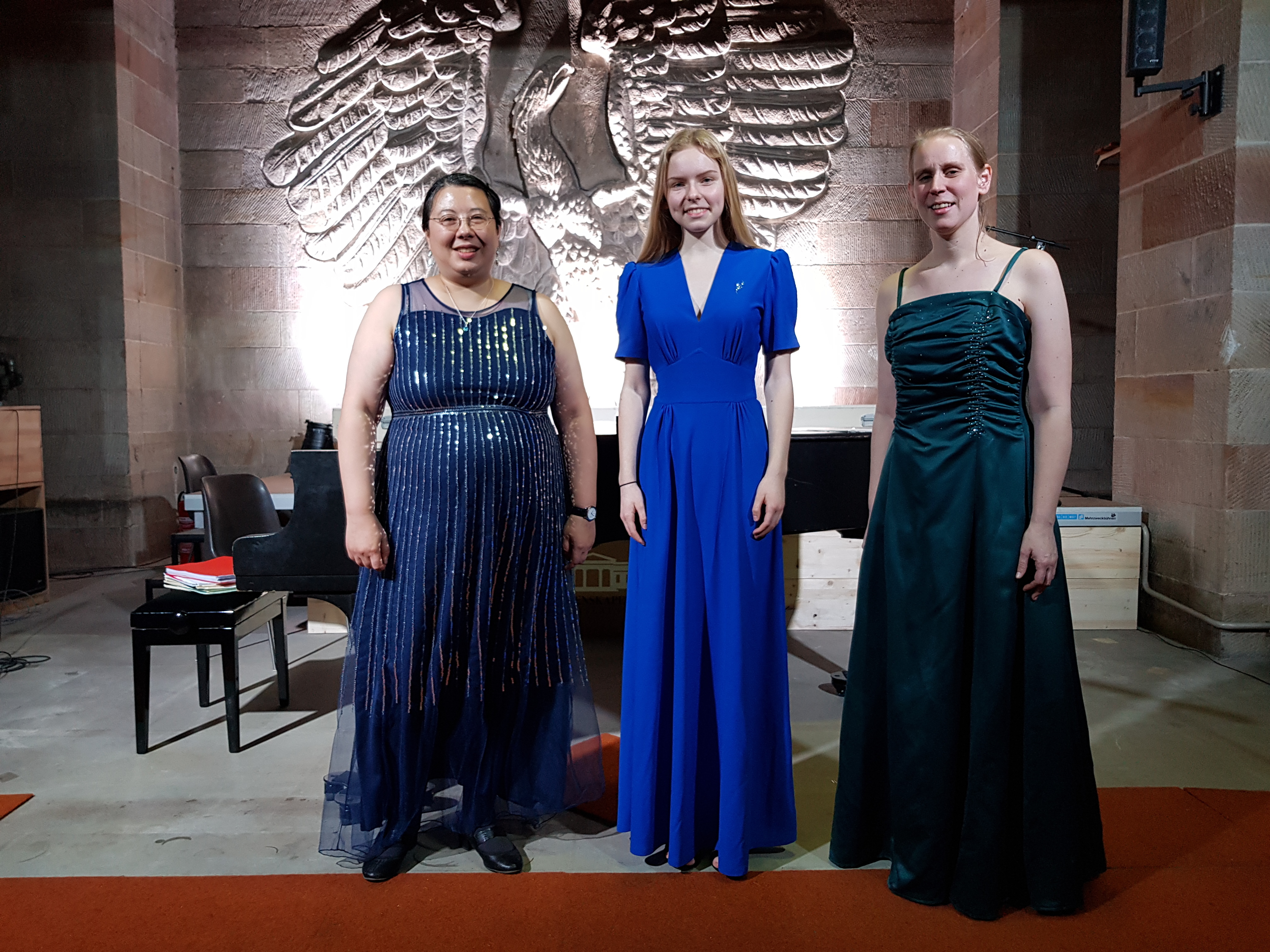 Ausführende sind die mehrfachen Preisträgerinnen Sora Dietzinger und Jessica Riemer. Als großes Talent gilt die 15-jährige Sopranistin und Pianistin Maria Epifanova.