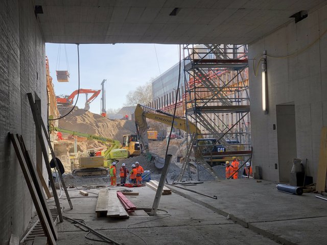 Fertig – Los! In Richtung Osten zum Ettlinger Tor steht im Ostteil des Baufelds W 3 noch der restliche Erdaushub an. | Foto: Kasig