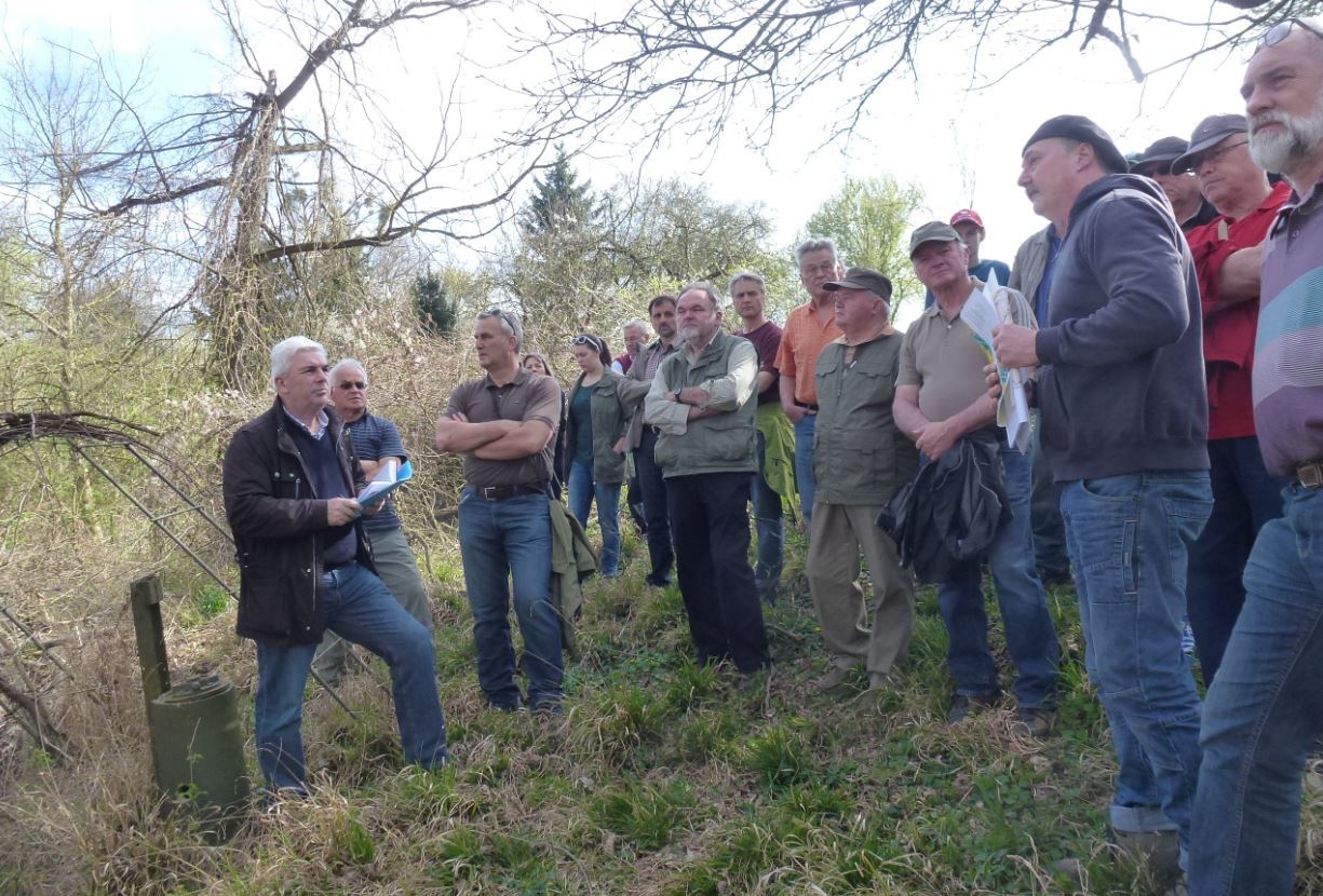 In diesem Jahr findet wieder eine Flurbegehung in der Gemeinde Rheinzabern statt. Links im Bild ist Gerhard Beil, Ortsbürgermeister.