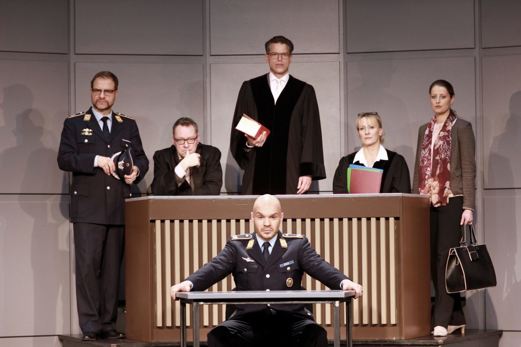 Das Theaterstück "Terror" ist am 17. April in der Stadthalle Germersheim zu sehen.