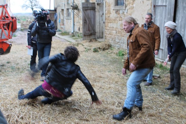 Es geht zur Sache...
Motiv am 11. Drehtag:
Szenen auf dem Hof eines Bauern (gespielt von Matthias Breitenbach), dessen Sohn (Moritz Knapp) in Lena Odenthals Fokus geraten ist, was Bauer Meurer nicht gut findet. Stefan Tries kommt hinzu, als der Bauer seiner Wut Ausdruck verleiht. 
Später wird noch eine Spurensicherungszene im Wald gedreht, mit Stefan Tries und Kriminaltechniker Peter Becker. | Foto: Claudia Bardon