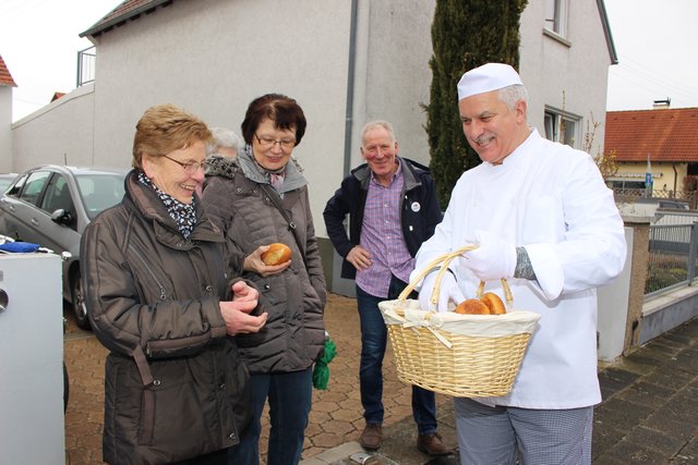 Beim Lätareumzug wird Bürgermeister Peter Christ fleißig Wecken an die Besucherinnen und Besucher verteilen.