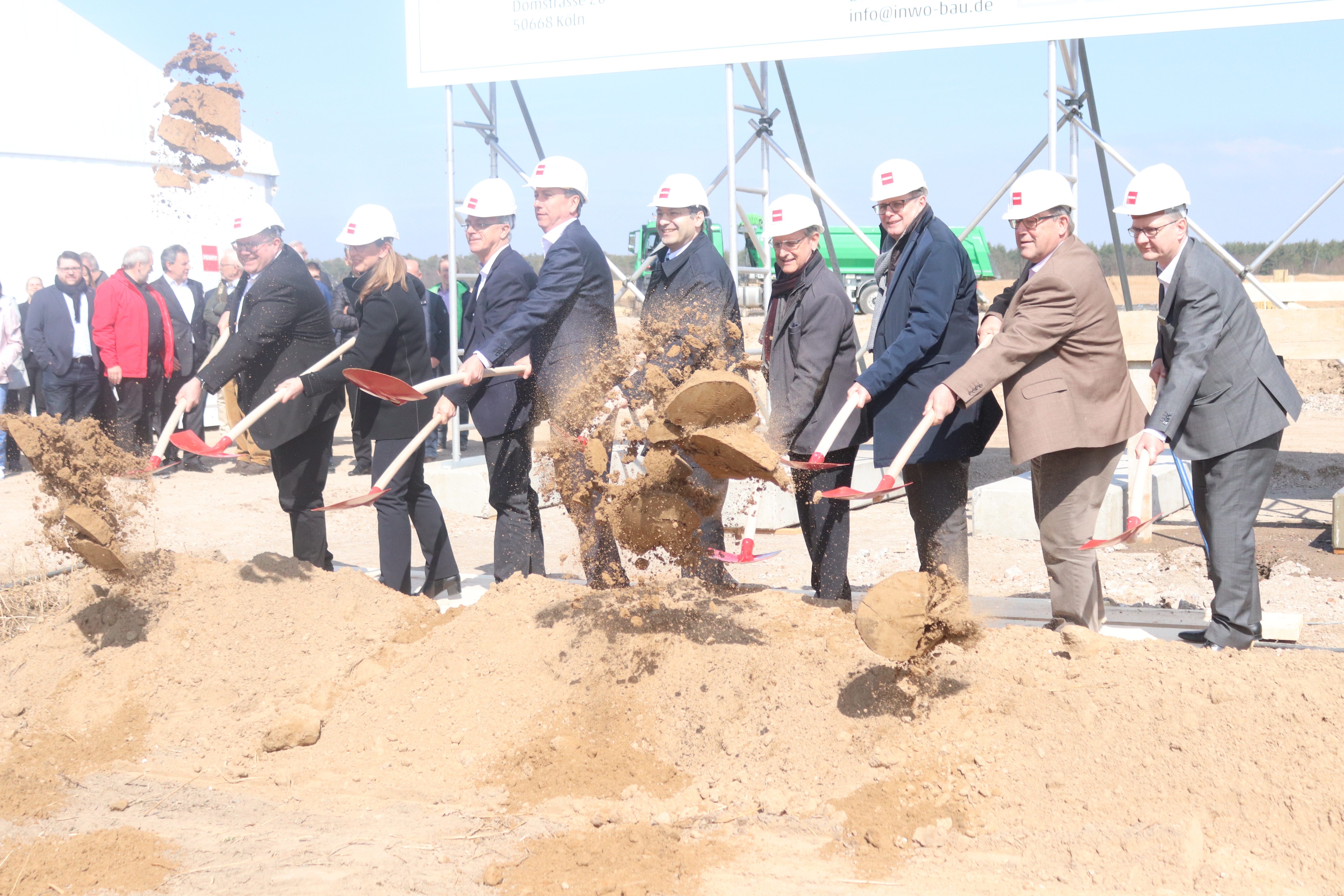 Spatenstich für ein bauliches Großvorhaben im neuen A5 Quartier in Kronau: Lars Bötnagel, der künftige Betriebsleiter, Christine von Sichart-Wortmann, bei der Rewe-Group Projektleiterin Immobilien-Bauen-Großprojekte, Architekt Mike Bollongino, Jürgen Machmaier von der Inwo Alpha Projektgesellschaft, Bürgermeister Frank Burkhard, Helmut Göttmann, Vorsitzender des Gesamtbetriebsrats der Rewe-Group, Klaus-Peter von Nethen, Regionsleiter Südwest bei Penny, Lorenz Moosmüller, Bereichsleiter Logistik bei Penny und Werner Kobiella, Fachbereichsleiter Technik Logistik national bei Penny (v.l.n.r.) beim Spatenstich für das neue Penny-Zentrallager nahe der Autobahn.