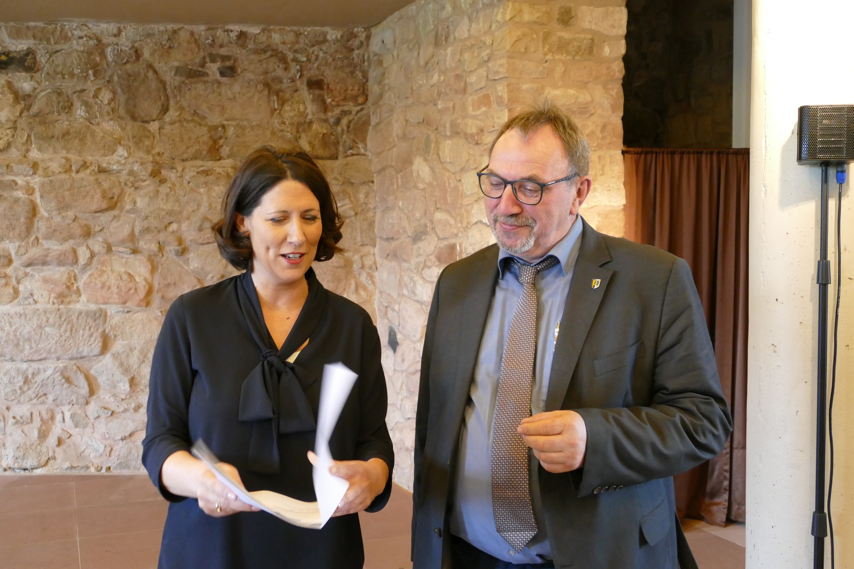 Staatssekretärin Daniela Schmitt überreicht den Förderbescheid an Landrat Otto Rubly. Foto: Horst Cloß