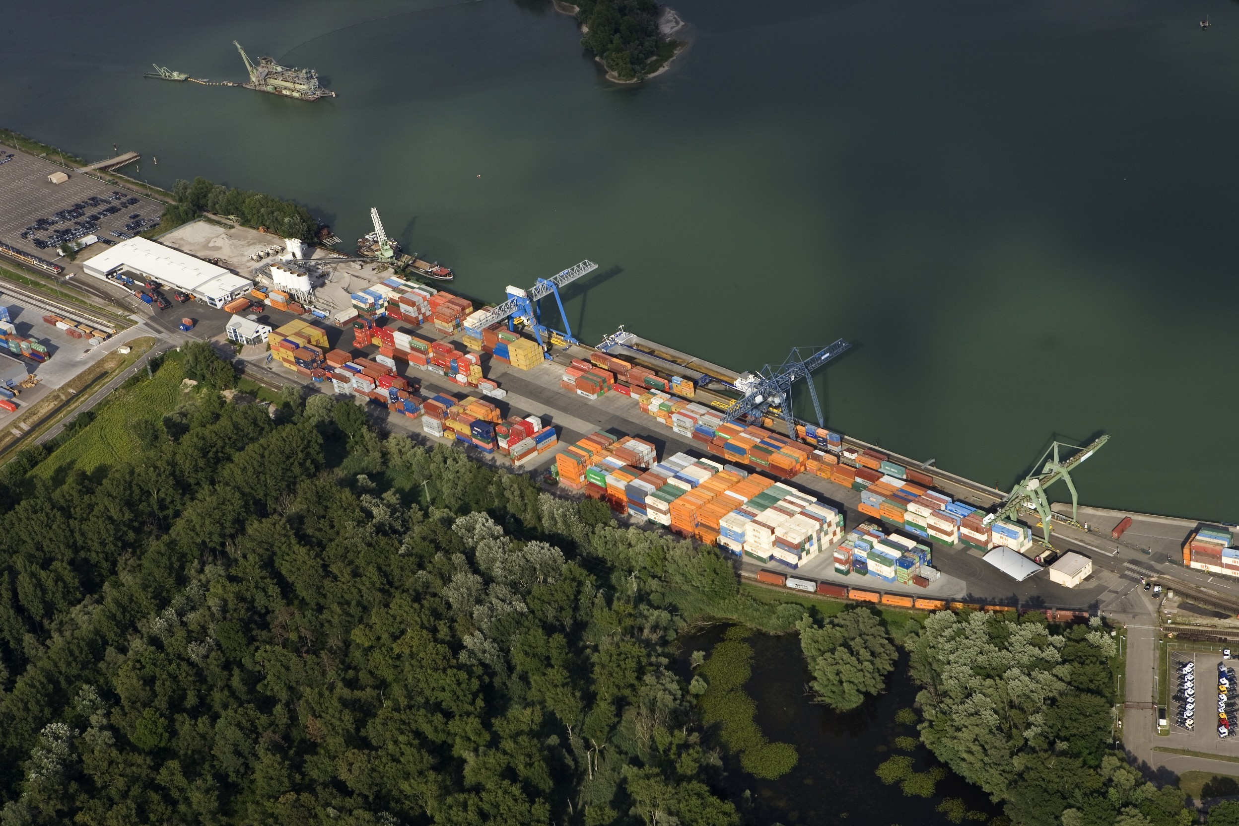 Im Kreis Germersheim ist der Hafen in Wörth der wichtigste Umschlagplatz.