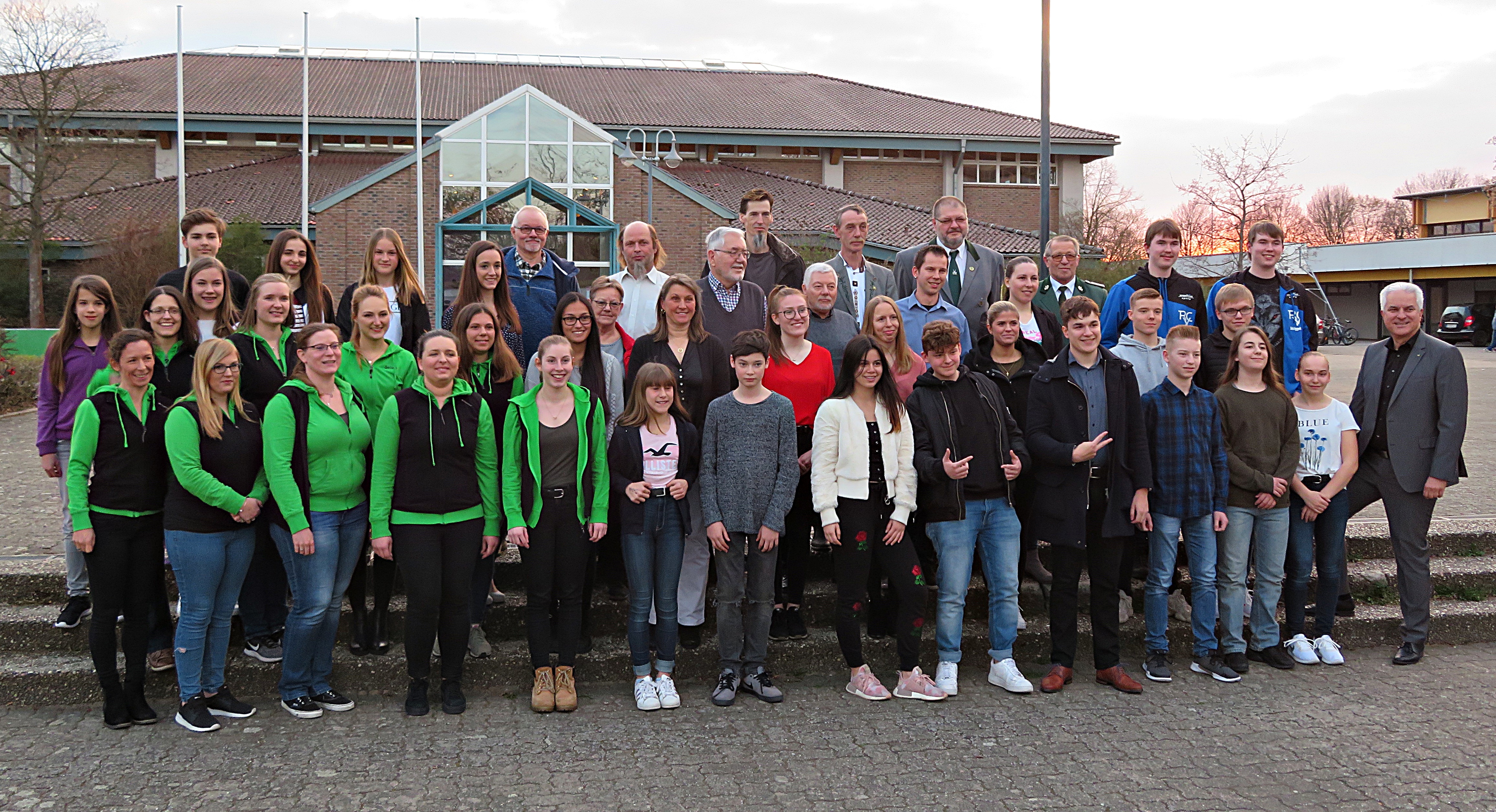 Gruppenbild mit stolzem Bürgermeister