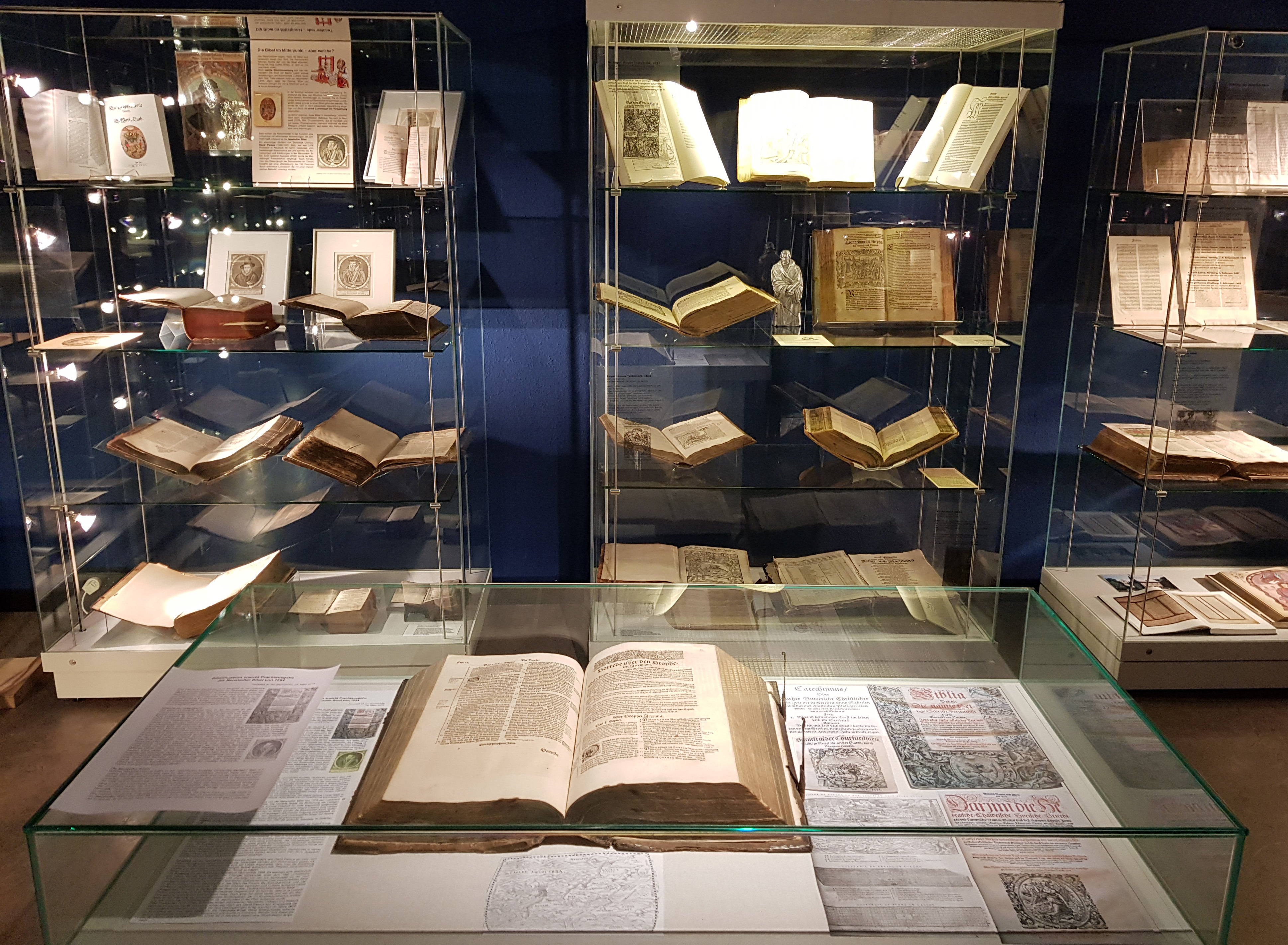 Ein neues Pracht-Dokument in der Ausstellung des Neustadter Bibelmuseums: Die Neustadter Bibel von 1594.