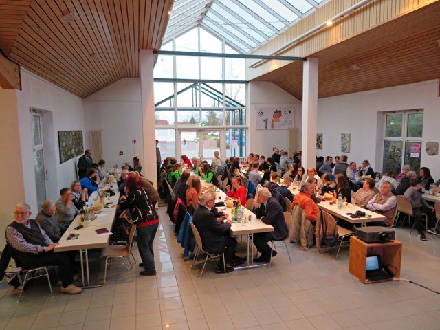 Gut besuchtes Foyer der Wahagnieshalle  | Foto: Brigitte Melder