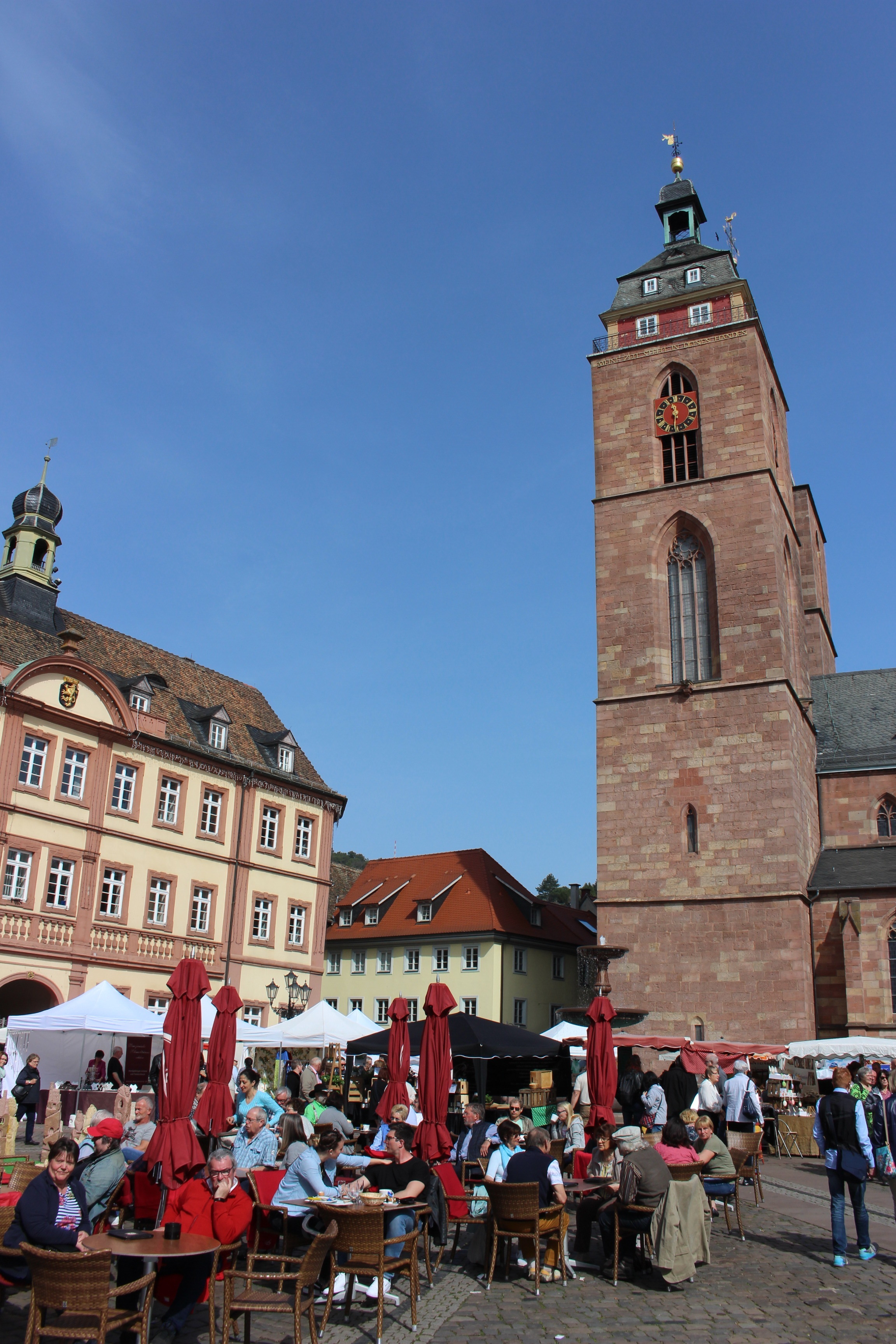 Auf dem Marktplatz schlägt das Herz des Verkaufsoffenen Sonntags.