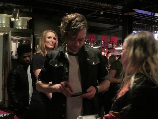 Thomas Godoj beim Autogramme schreiben | Foto: Brigitte Melder