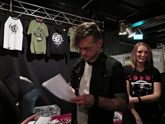 Thomas und Sina am Merchstand