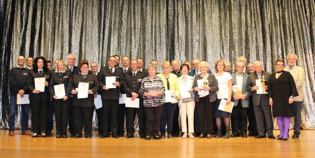 Großer Goldpokal - Edgar Scharmann vom Gesangsverein "Lyra" Büchig 1894 e.V.; Rolf Hofheinz vom Handharmonikaclub "Edelweiß" Spöck e.V.
Goldpokal - Friedbert Stickel und Roswitha Fetzner vom Handharmonikaclub "Edelweiß" Spöck e.V.;
Große Goldmedaille - Franz Schwab vom Liederkranz Friedrichstal 1897 e.V.; Liane Mangold vom Handharmonikaclub "Edelweiß" Spöck e.V.; Karl Hofheinz, Irene Hofheinz und Gudrun Süß von der Fördergemeinschaft GV Liederkranz Spöck e.V.; Hubert Müller vom Karnevalsclub "Die Piraten" Stutensee e.V.; Lothar Seith vom Verein für Natur- und Vogelfreunde 1971 e.V. Friedrichstal;
Goldmedaille - Christiane Grimm vom Gesangsverein "Lyra" Büchig 1894 e.V.; Josef Kroninger und Rainer Gorenflo von der Freiwilligen Feuerwehr Stutensee Abteilung Friedrichstal, Thomas Janetzko, Heinz-Walter Rößler, Ralf Schritter und Horst Süß von der Freiwilligen Feuerwehr Stutensee Abteilung Spöck, Dirk Fetzner von der Freiwilligen Feuerwehr Stutensee Abteilung Staffort
Große Silbermedaille - Dominik Schäfer und Norman Patrice Setz von der Freiwilligen Feuerwehr Stutensee Abteilung Blankenloch; Nadine Bergmaier, Alexandra Sokopp und Heike Taschler von der Freiwilligen Feuerwehr Stutensee Abteilung Spöck; Reiner Geissler von der Freiwilligen Feuerwehr Stutensee Abteilung Staffort;
Gutschein - Lothar Scharmann und Agathe Greilach vom Gesangsverein "Lyra" Büchig 1894 e.V.; Rudolf Borel vom Obst- Gartenbauverein Staffort e.V.; Bernhard Rapp und Paul Hornung vom Verein für Natur- und Vogelfreunde 1971 e.V. Friedrichstal; Daniel Mitschele, Alexander Müller, Miriam Karb, Kevin Graupner und Peter Barthel vom Deutschen Roten Kreuz Notfallhilfe Blankenloch; Erika Gorenflo, Tanja Meier-Ramann und Wolfgang Sengpiel.
 | Foto: Stadt Stutensee