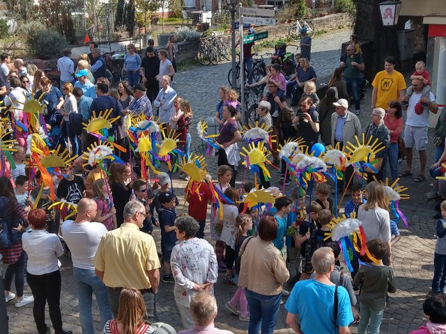 Die GrundschülerInnen hatten schöne Sonnen gebastelt.  | Foto: bas