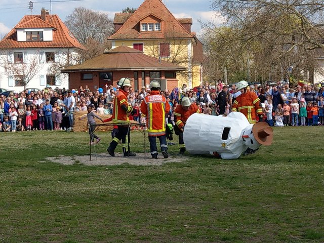 ... bevor der Schneemann von der Feuerwehr gefangen wurde.  | Foto: bas