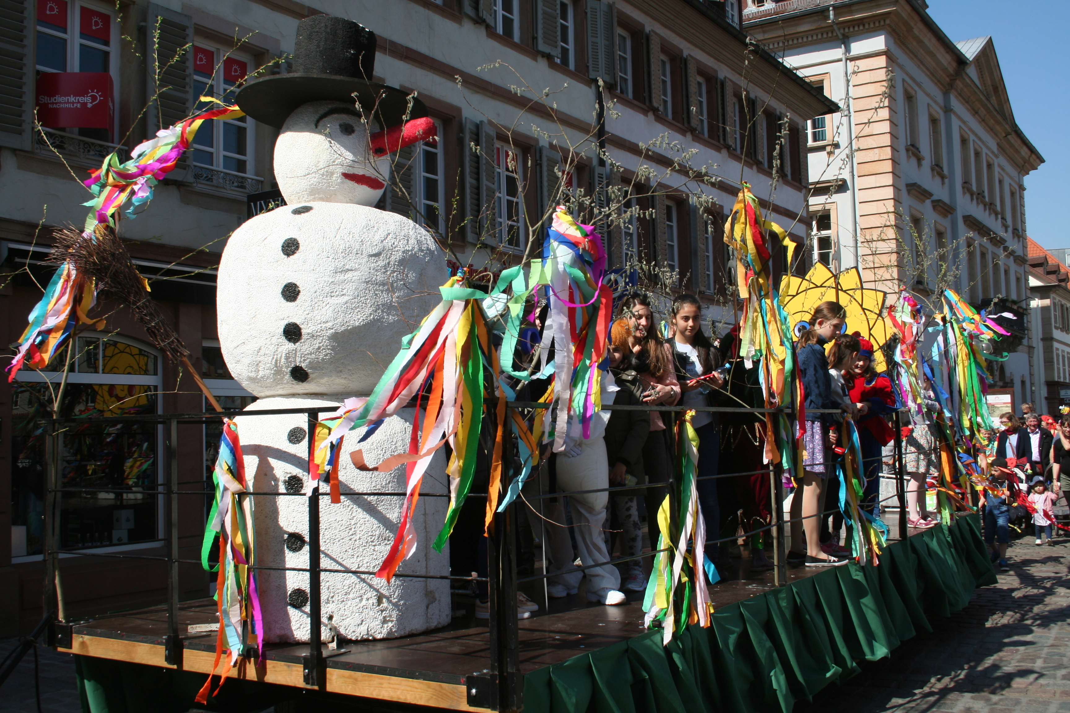 Überall bunte Farben, als der Winter durch die Stadt gezogen wurde.
