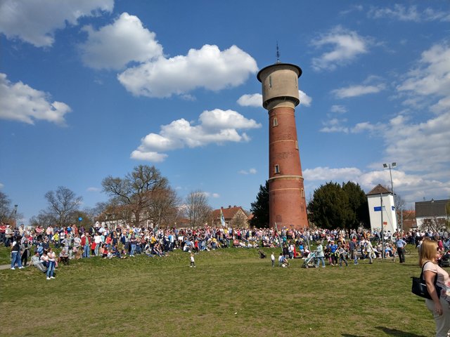 Die Winterverbannung fand bei tollstem Wetter auf der Festwiese statt.  | Foto: bas