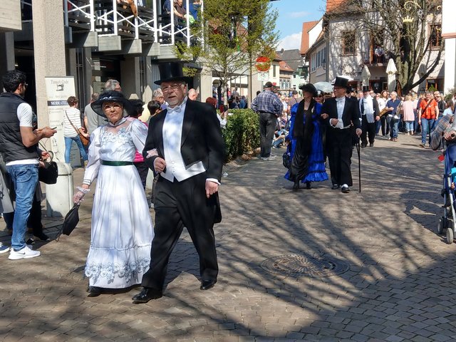 Es wurde sogar auf der Straße getanzt. | Foto: bas