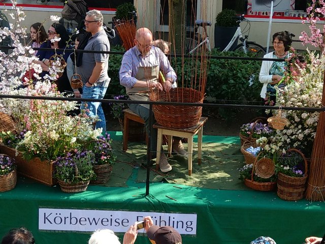 ... und große Traktoren mit Anhängern. Hier ist ein Korbflechter bei seinem Handwerk zu bewundern. | Foto: bas