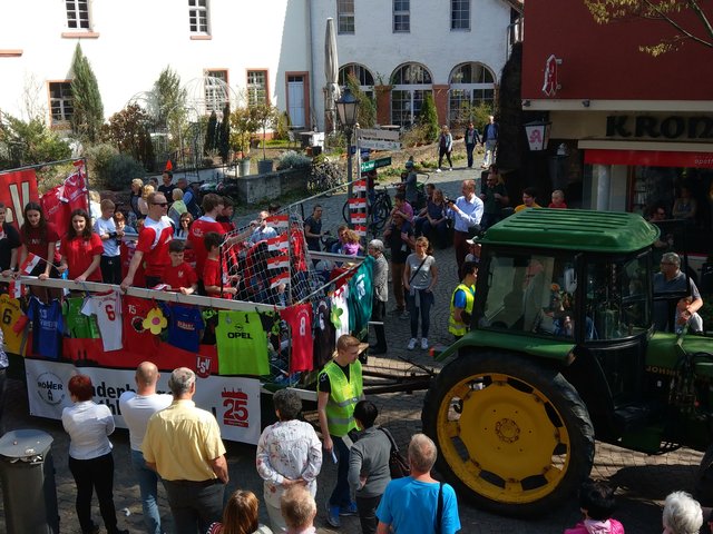 Es wurden auch Süssigkeiten verteilt.  | Foto: bas