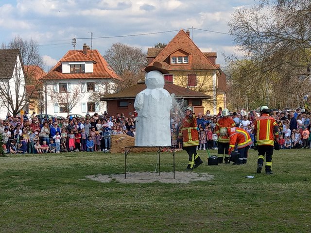 ... von der Feuerwehr angezündet...  | Foto: bas