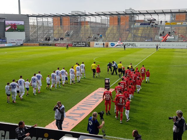 Die mannschaften laufen ein | Foto: jow