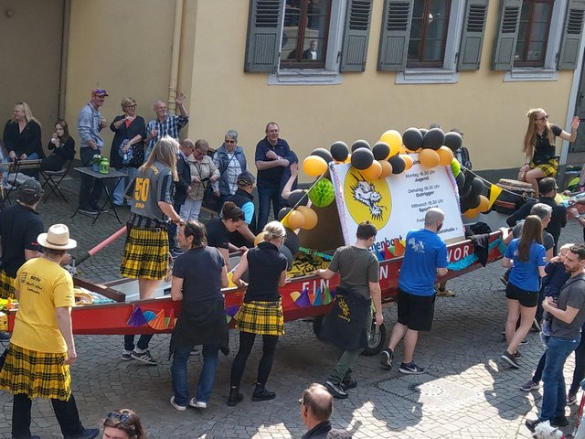 Auch ein Drachenboot steuerte durch die Straßen.  | Foto: bas