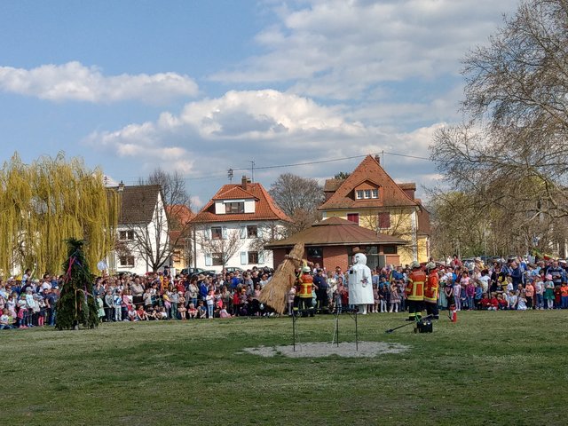 Die grüne Tanne,  das Stroh und der Schneemann zeigten sich nochmal allen Kindern...  | Foto: bas
