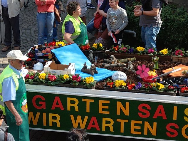 Der Frosch auf der Picknickdecke wartet auf den Frühling.  | Foto: bas