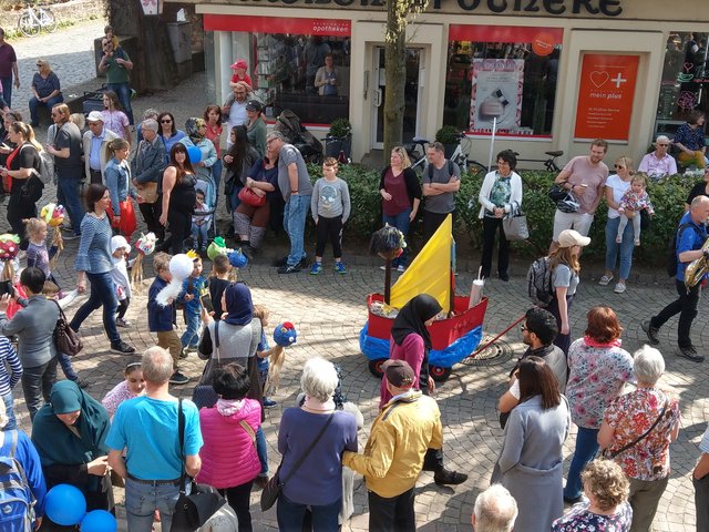 Es gab toll geschmückte Handwagen...  | Foto: bas