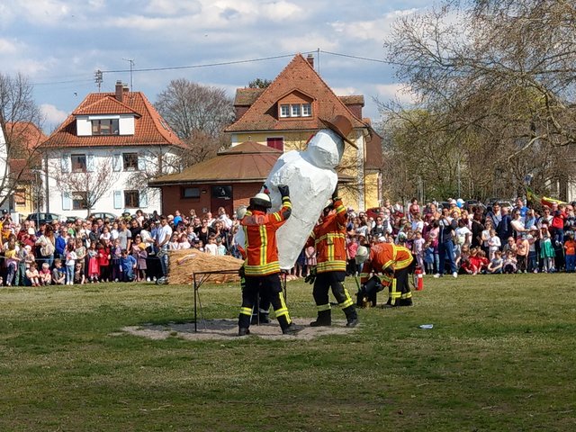 Danach wurde er aufgestellt...  | Foto: bas