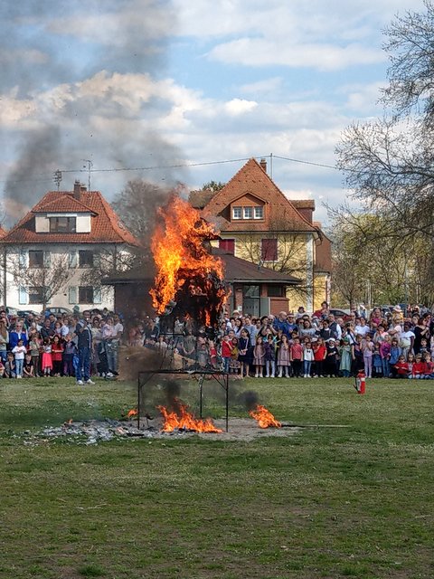 ... und brannte lichterloh. Das Ende des Winters!  | Foto: bas