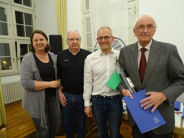 Der Ortsvorsteher a.D. Armin Ruf wird für 60-jährige Treue zur DLRG Durlach geehrt | Foto: www.durlach.dlrg.de