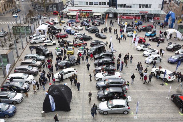 Die „Kaiserliche Autoschau“ auf dem Stiftsplatz Foto: view