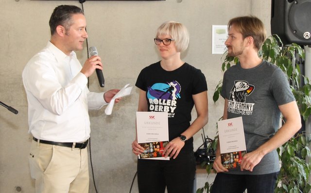 SSC-Beiratsvorsitzender Sven Maier mit Ulrike und Florian Frischholz (Roller Derby) | Foto: SSC