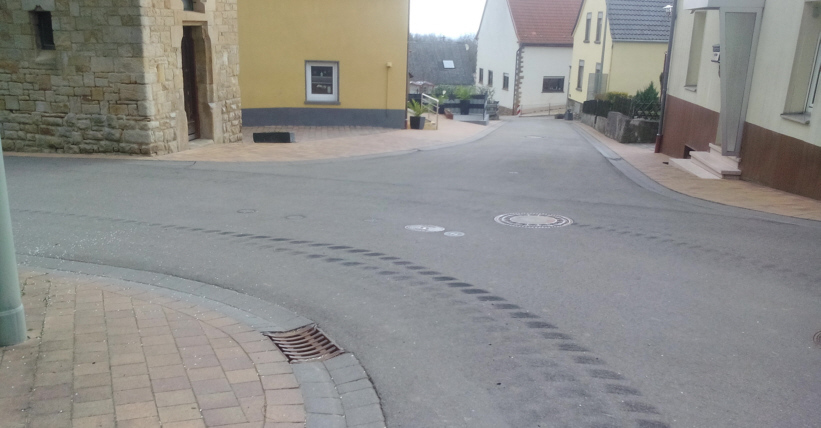 Die Panzer haben auf der kürzlich erneuerten Straße deutliche Spuren hinterlassen.