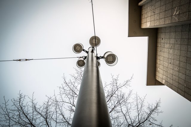 28 in dunklem Anthrazit lackierte Lichtmaste stehen entlang der Planken – weitere Leuchten sind in den neuen Fahrleitungsmasten der Stadtbahnen integriert. Sie alle sind mit warmweißen LED-Leuchten modernster Bauart bestückt – und damit wesentlich energiesparender als die alte Straßenbeleuchtung. | Foto: Christian Gaier