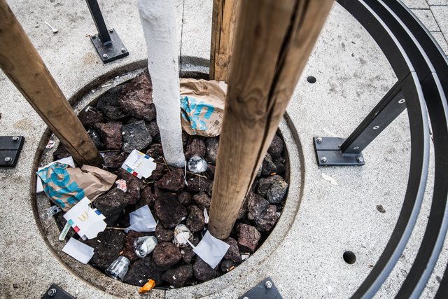 Traditionelle Schmuddelecke vor zwei Fast-Food-Restaurants am Plankenkopf. Um die Planken sauber zu halten, hat die Stadt die Bußgelder für rücksichtsloses Verschmutzen oder achtloses Wegwerfen von Müll erhöht. So kostet künftig beispielsweise das Auf-den-Boden-Werfen von Zigarettenstummeln oder Taschentüchern 75 Euro, wer seinen Kaugummi auf den Gehweg spuckt, zahlt dafür 100 Euro. Da könnte sich das Stadtsäckel schnell füllen ...  | Foto: Christian Gaier