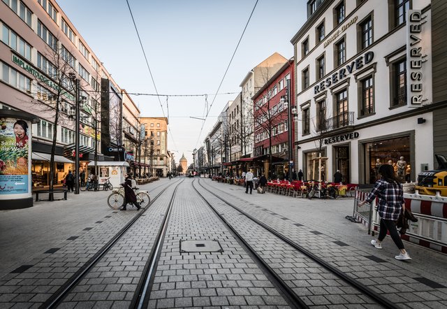 Barrierefreie Haltestellen und Blindenleitstreifen, erneuerte Gleise, neues Pflaster, neue Beleuchtung und modernes Mobiliar kennzeichnen die neuen Planken. | Foto: Christian Gaier