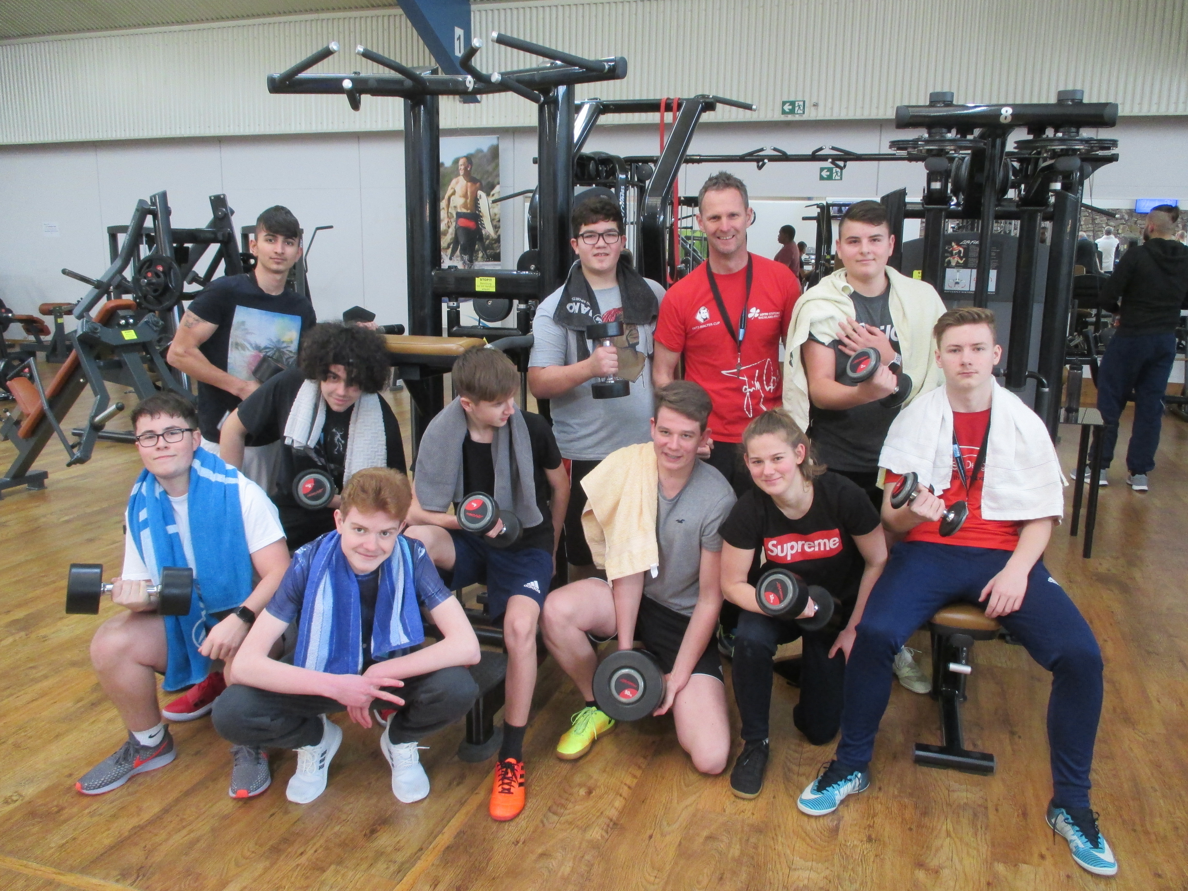 Zehntklässler der Neumayerschule im Fitnessstudio