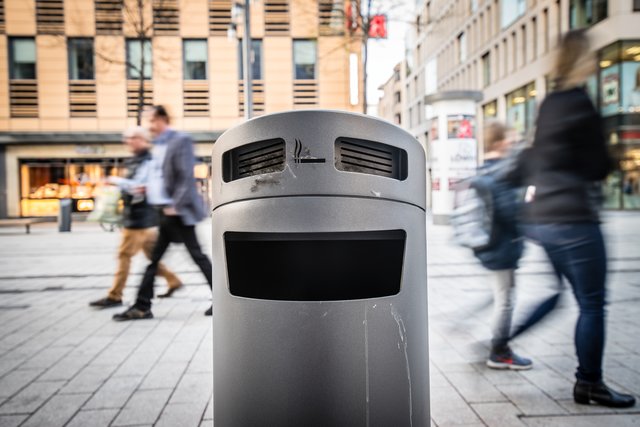 37 neue Unterflur-Abfallbehälter stehen auf den Planken. Sie verfügen über 1000 Liter umfassende Auffangbehälter. Dieser Behälter zeigt schon deutliche Gebrauchsspuren. Aber Hauptsache, er wird benutzt. | Foto: Christian Gaier