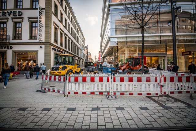 Die Neugestaltung der Planken befindet sich in den letzten Zügen. Neben den Restarbeiten in den Baufeldern P 1 und O 2 sind derzeit noch zwei Baufelder in den Quadraten O 4 und O 6 aktiv, die noch vor dem Eröffnungswochenende fertiggestellt sein werden. | Foto: Christian Gaier