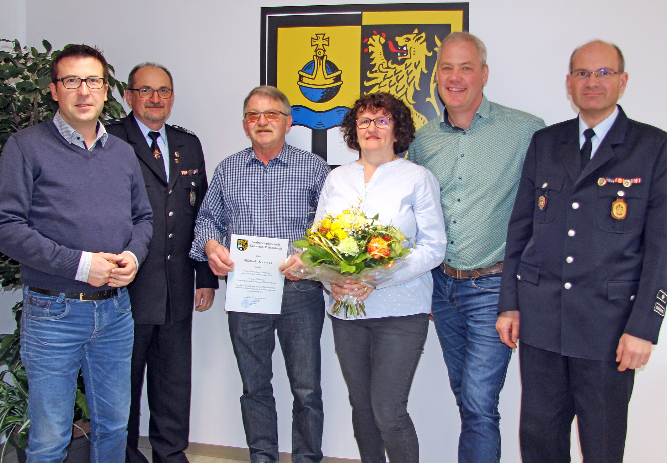 Erster Beigeordneter Marcus Klein, Wehrleiter Franz-Josef Preis, Michael Kassel und Ehefrau Bärbel, Bürgermeister Ralf Hechler und stellvertretender Wehrleiter Dieter Kneip (von links)