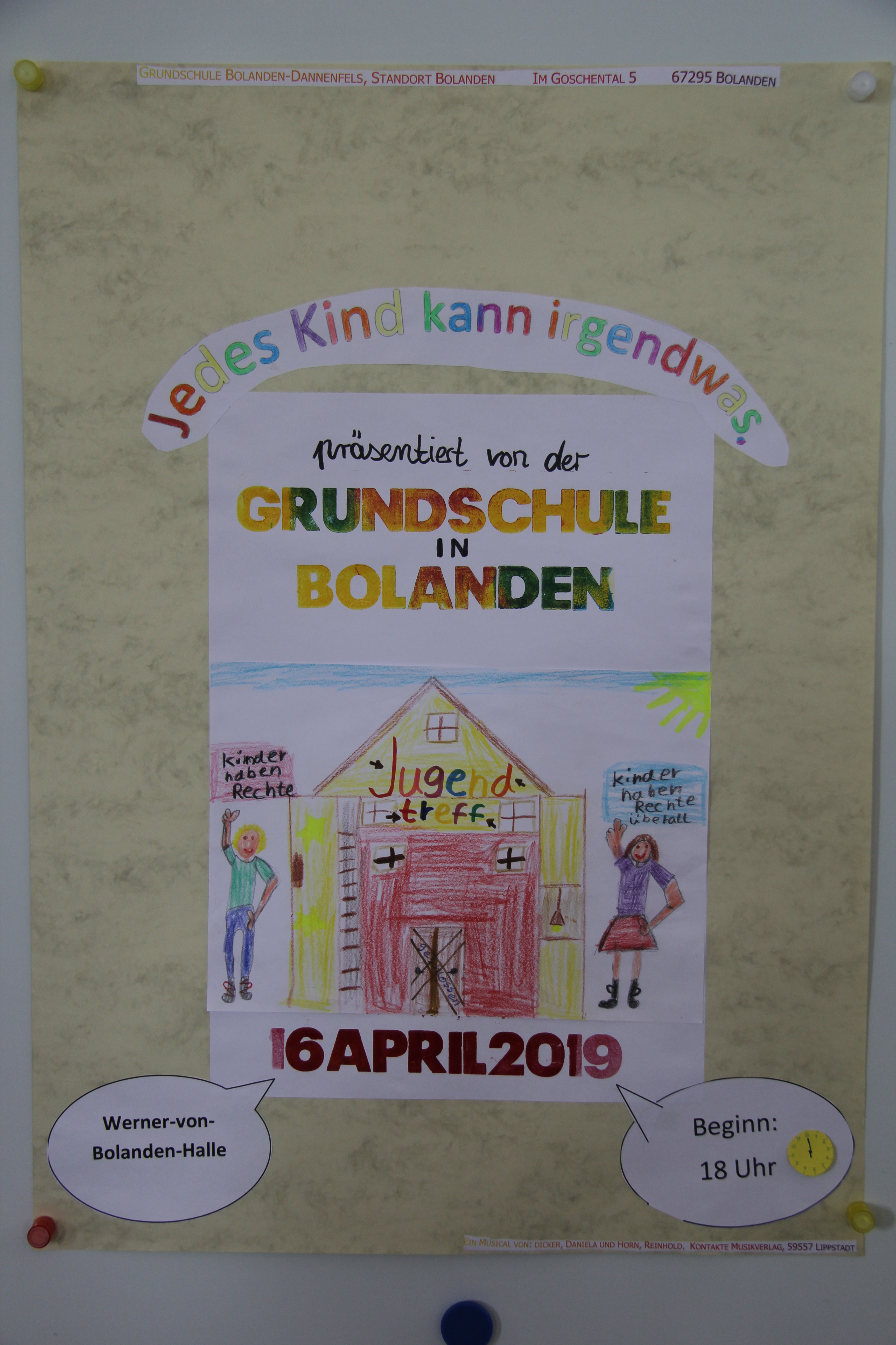 Die Kids sind fleißig und basteln ihre Plakate selbst