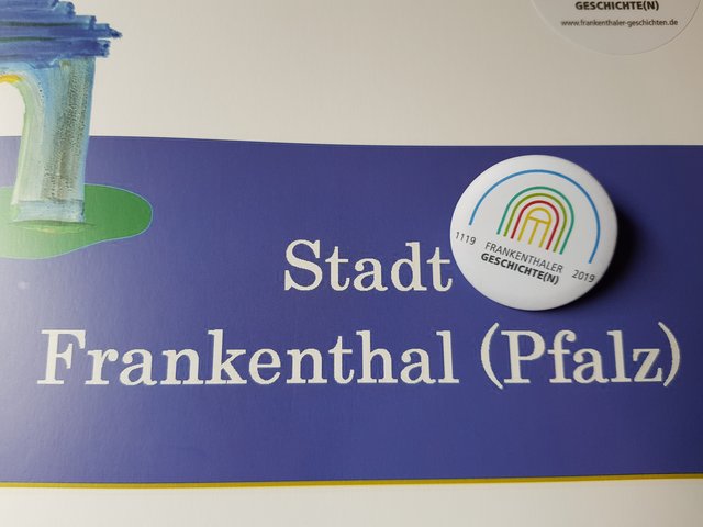 Der Button ist am 3. Mai 2019 bei Thalia in Frankenthal erhältlich. | Foto: Gisela Böhmer