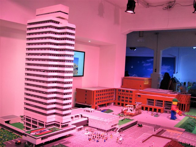 Lauterns Mittelpunkt - Rathaus + Pfalztheater