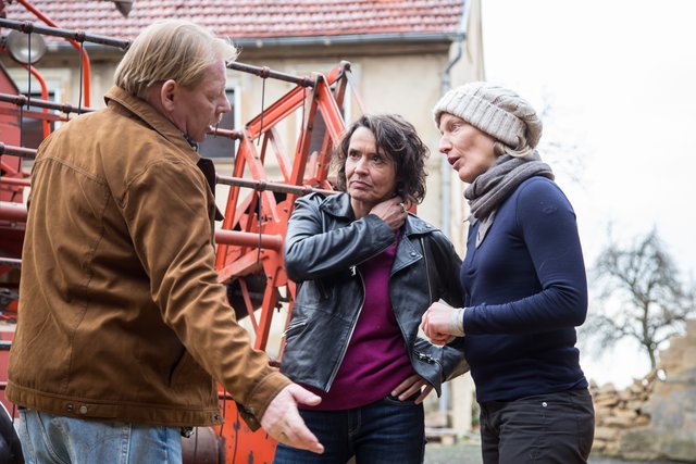 Ben Becker und Ulrike Folkerts diskutieren mit der Regisseurin. | Foto: Roland Kohls