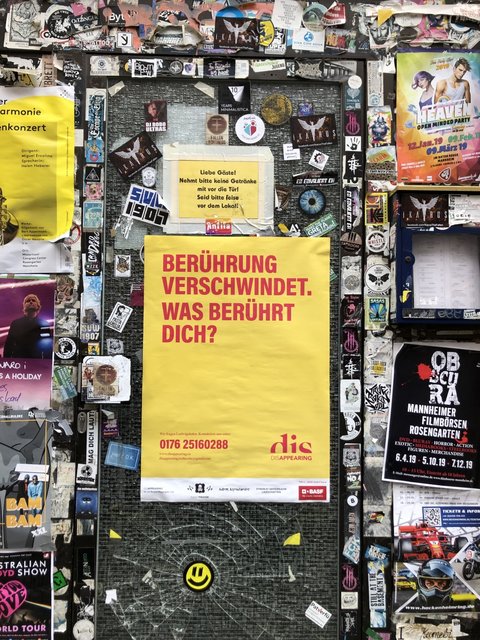 Mit gelben Plakaten macht das NANOTheater auf das Projekt aufmerksam.   | Foto: PS/ Viktor Weklakg