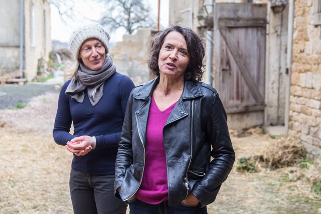 Ulrike Folkerts (rechts) mit der Regisseurin am Set. | Foto: Roland Kohls