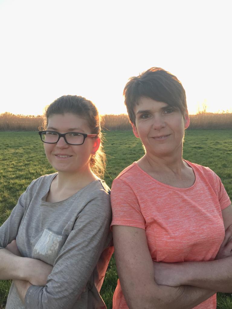 Theresa (links) und Yvonne Schmitt aus Karlsdorf gründen gerade eine neue Selbsthilfegruppe.